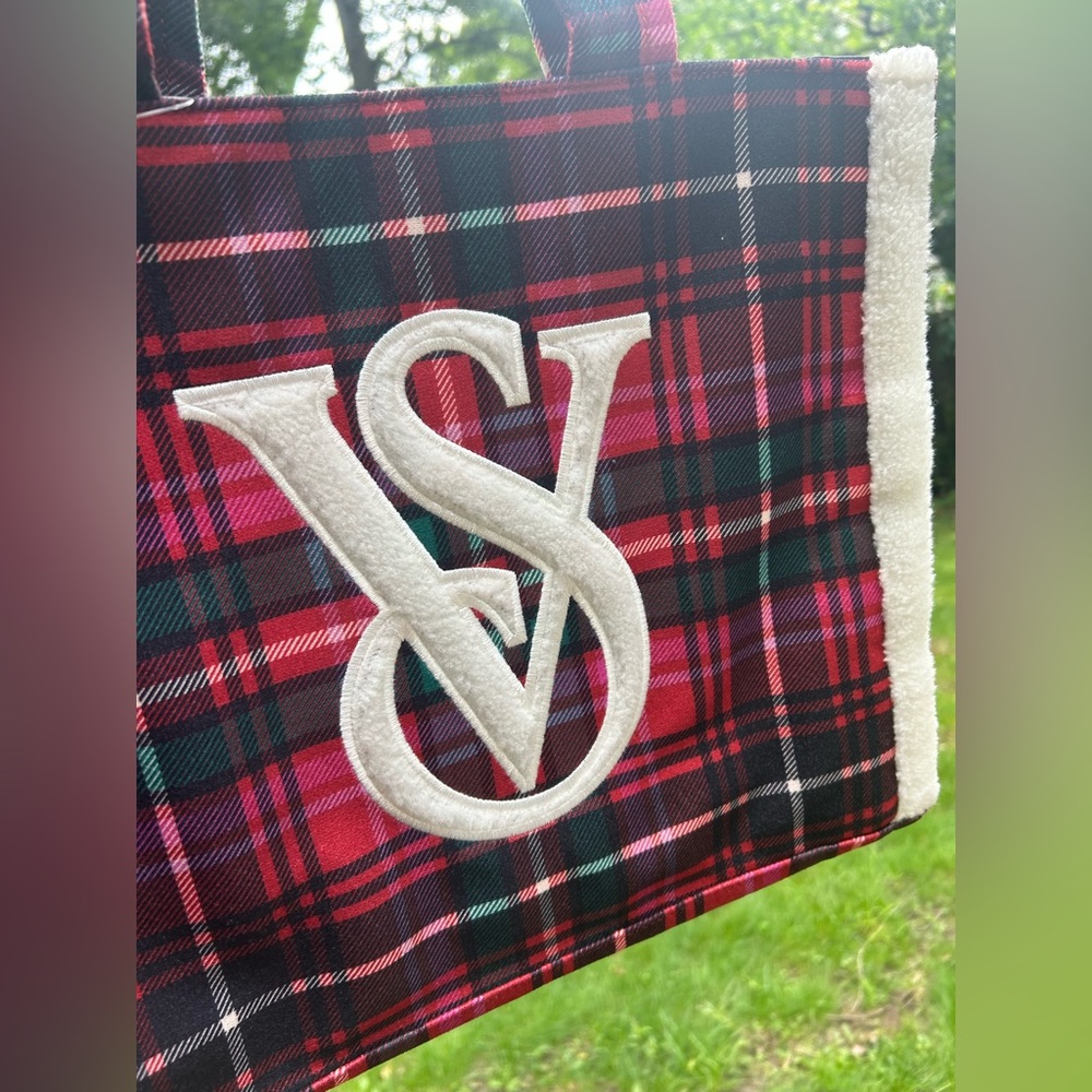 NWT Victoria Secret Plaid Sherpa Christmas Tote - Picture 5 of 15